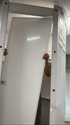 ほぼ紙トイレの紙製パネルを組み立てる様子（紙トイレの設置手順）