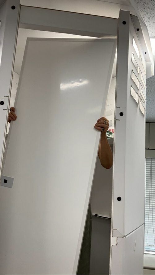 ほぼ紙トイレの紙製パネルを組み立てる様子（紙トイレの設置手順）